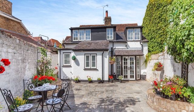 4 bedroom accommodation in Roydon, near Harlow