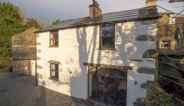 4 Bedroom Waterhead Range Cottage by LetMeStay