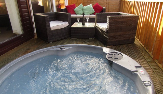 40ft x 20ft luxury holiday lodge near Scarborough; 3 bed, sleeps 6, hot tub