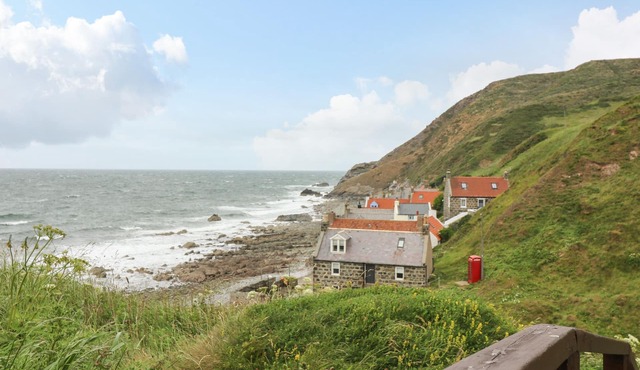 49 CROVIE VILLAGE, character holiday cottage in Crovie
