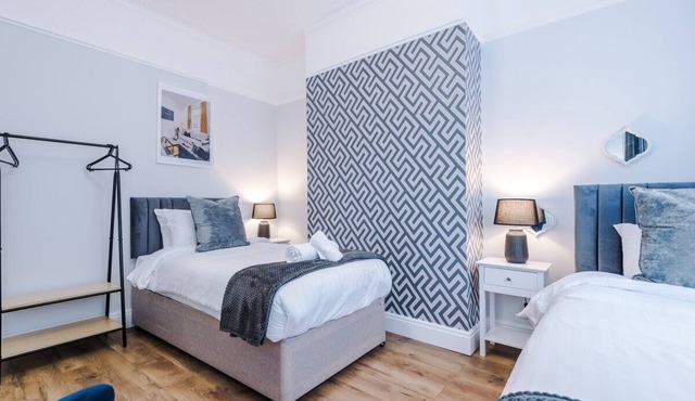 4BR BIG Contractor House - 8 Beds - Free Parking
