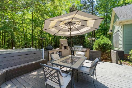 4BR House Near Lake - Hot Tub, Arcade & Fire Pit
