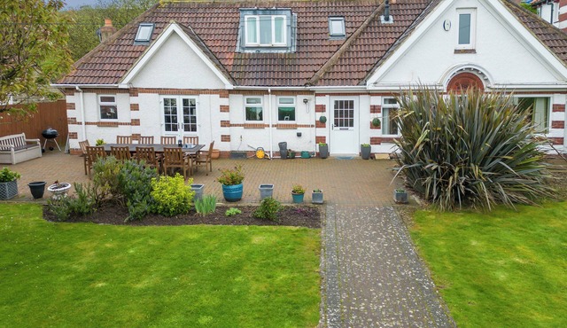5 Bed/5 Bath house in Sandsend 100m from beach with sea views, garden & parking