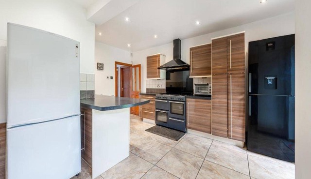 5-bed House - Sleeps 10 - Garden - Parking