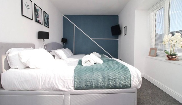 5 Bed House - Sleeps 16 - Parking - Wifi