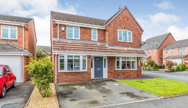 5 BEDROOM/4 BATHROOM MODERN DETACHED HOUSE