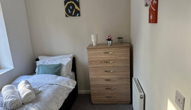 5 Bedroom Walsall Bloxwich House - Free WiFi & Parking