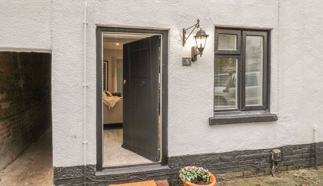 5 COLEY LANE, pet friendly, with a garden in Great Haywood