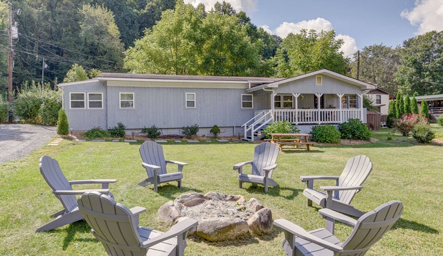 5 Mi to Cataloochee Ski Area! Family Home w/Views