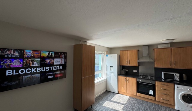 5 mins to The Pleasance and Royal Mile- 4 Bedroom Apartment