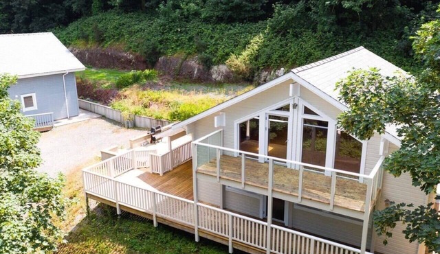 5* Woodland Lodge with covered hot tub, dog friendly, golf, close to beach