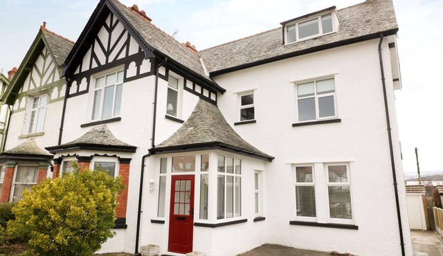 51 TRINITY AVENUE, family friendly, with hot tub in Llandudno
