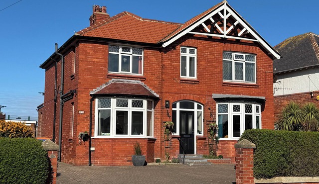 6 Bed/6 Bath + Sea Views, Garden, Parking, Sky Sp, HotTub hire 4 NIGHTS FOR 3