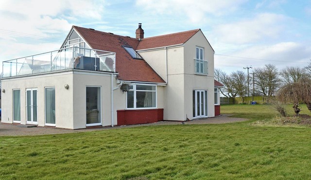 6 bedroom accommodation in Barmston, near Bridlington