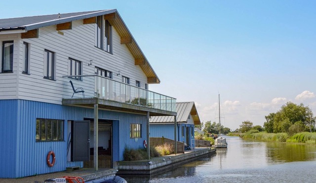 6 bedroom accommodation in Martham