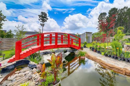 6 Mi to Camp Lejeune! Family Home w/Koi Pond