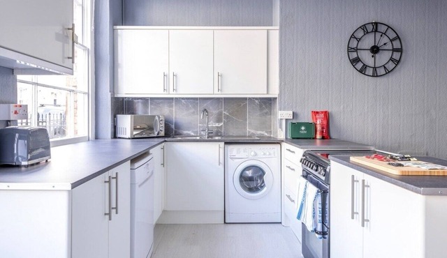 7BR House with Free Parking by Prescott Apartments