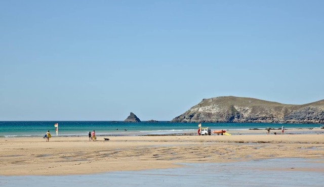 A light and spacious lodge with one double with walk in wardrobe and ensuite shower and one twin.