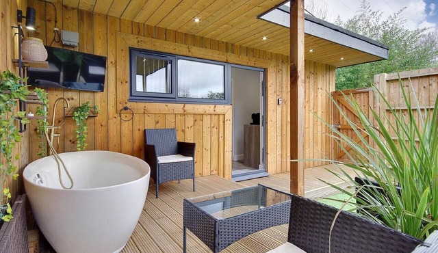 A Petite Luxury Lodge with Outside Bath