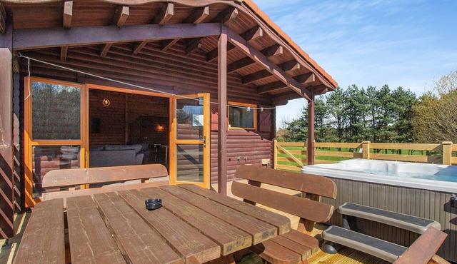 A stunning three bedroom lodge with a master bedroom served by an en-suite shower room, one double b
