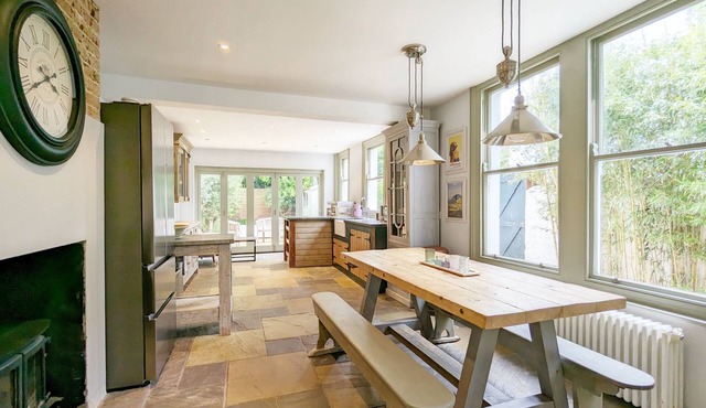 A town house that sleeps 6 guests in 3 bedrooms