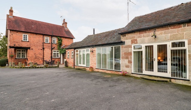 ABBEY VIEW FARM COTTAGE, pet friendly, with open fire in Alton