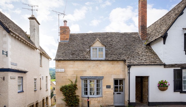 ABBOTS COTTAGE, pet friendly, character holiday cottage in Winchcombe