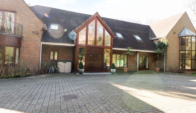 ABBOTS WOOD, pet friendly, luxury holiday cottage in Netley Abbey