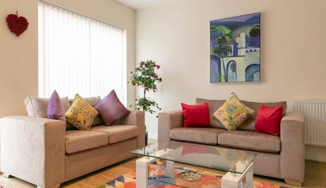 Addenbrookes Townhouse with Parking and sleeps 6 ; 5 mins to Papworth hospital