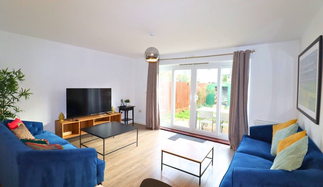Addlestone: Stylish & Modern Four Bedroom (Three & half Bath) Townhouse