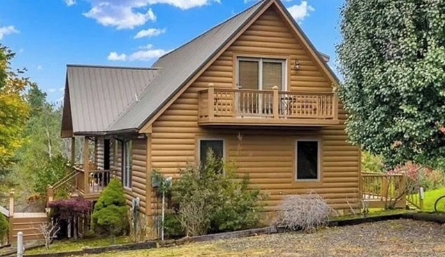 Adorable 4-bedroom cabin in soothing Piney Creek with AC