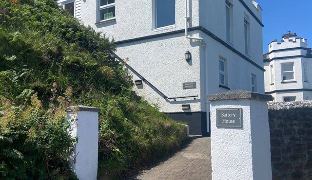 Airy seaside apartment overlooking beach - ideal for exploring West Cornwall