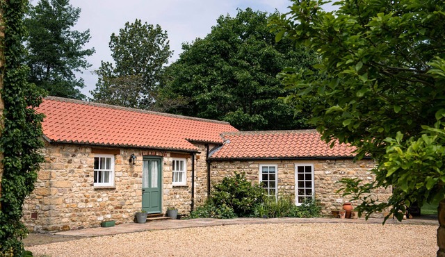 ALWENT MILL, family friendly, character holiday cottage in Staindrop