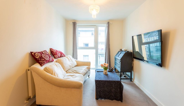 Amazing 2 Bedroom, 2 Bathroom Flat with balconies in Greenwich