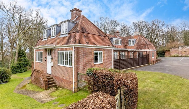 An Idyllic, Family- Friendly Cottage On A Private Estate In Burley