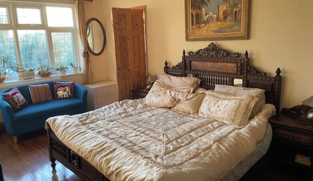 Apartment - Sleeps 4 - Parking - Balcony - Garden