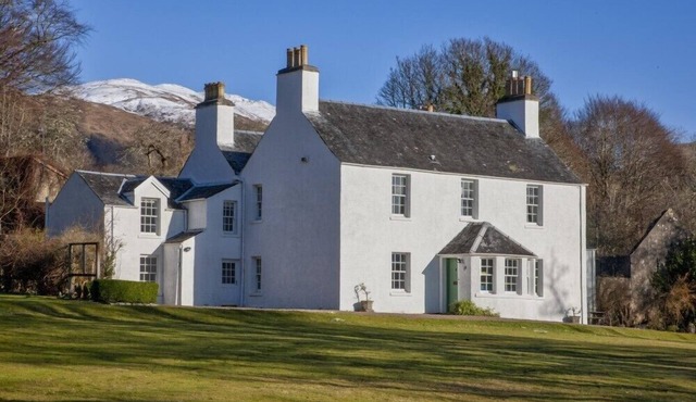 ARDCHATTAN MANSE, pet friendly, character holiday cottage in Oban
