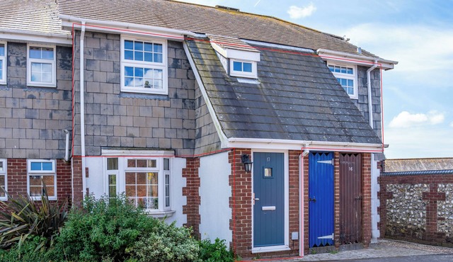 Arundel Central Apartment with rare parking. Pet Friendly.