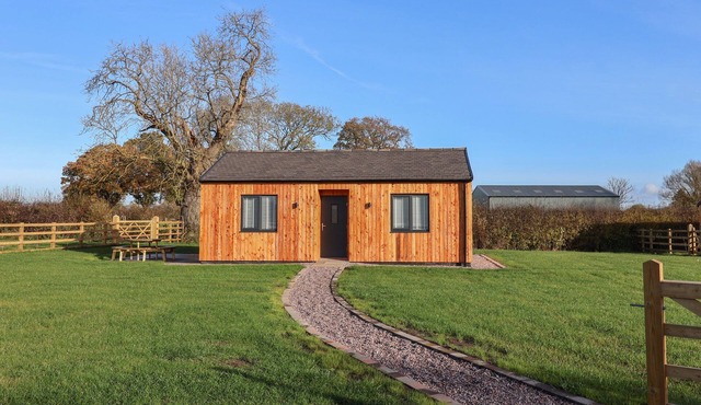 ASH LODGE, pet friendly, with a garden in Etwall