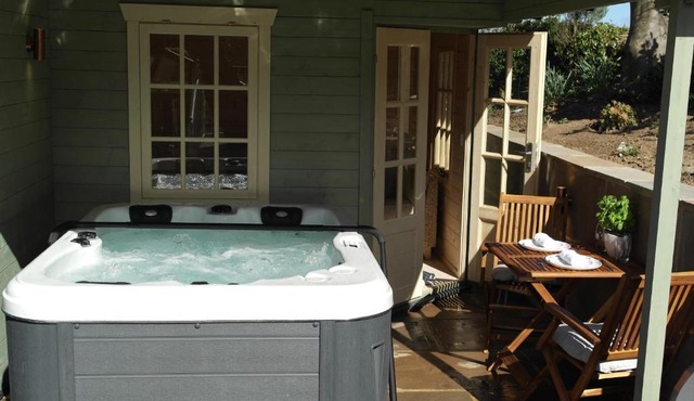 Ashford house 'The Snug' private hot tub
