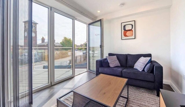 Ashford Town Centre - 1BR with fast WiFi & Balcony