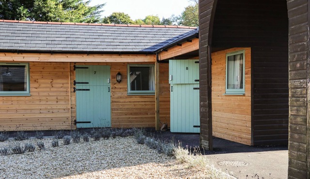 AUDACIOUS - NO. 1, pet friendly, with a garden in Goring-On-Thames