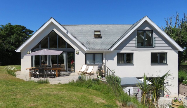 Awesome slidehouse close to pubs,beaches, coastpath sleeps 12-14 dates