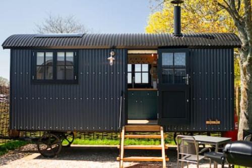 Baa One Shepherds Hut with Park Facilities