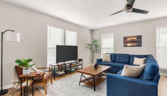 Backstage Bungalow- Cozy 3BR Retreat in The Nations + Near Downtown