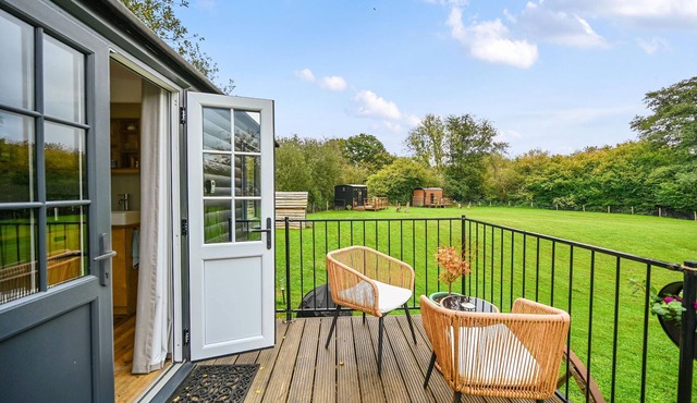 Badger Shepherds Hut - a holiday let that sleeps 2 guests in 1 bedroom