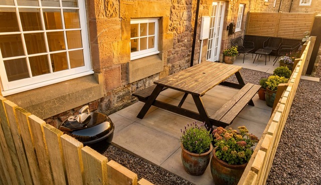 Bamburgh - Sleeps 8 - Dogs Stay Free - Enclosed Garden - Off Road Parking