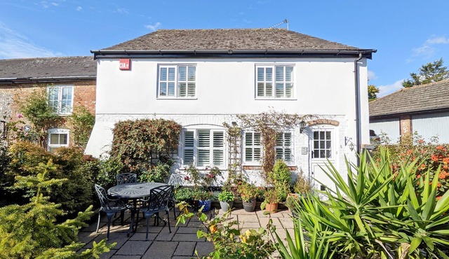 Baytree Cottage, Walberton - a cottage that sleeps 6 guests in 3 bedrooms