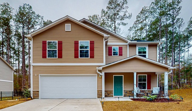 Beach and Golf Retreat: Coastal home with community pool, close to beach and local attractions!