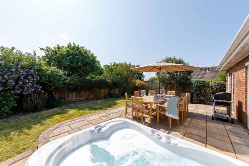 Beach house for 10 with hot tub & garden
